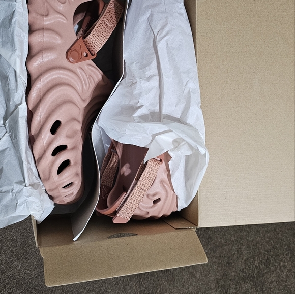 Salehe Bembury Crocs US size m9 w11 pale blush - Picture 3 of 4